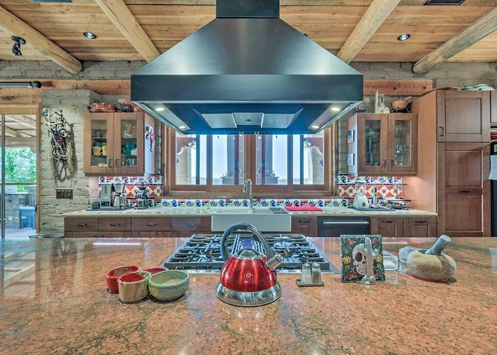 Luxe W/ Pool & Outdoor Kitchen In Phoenix! Holiday home Wickenburg